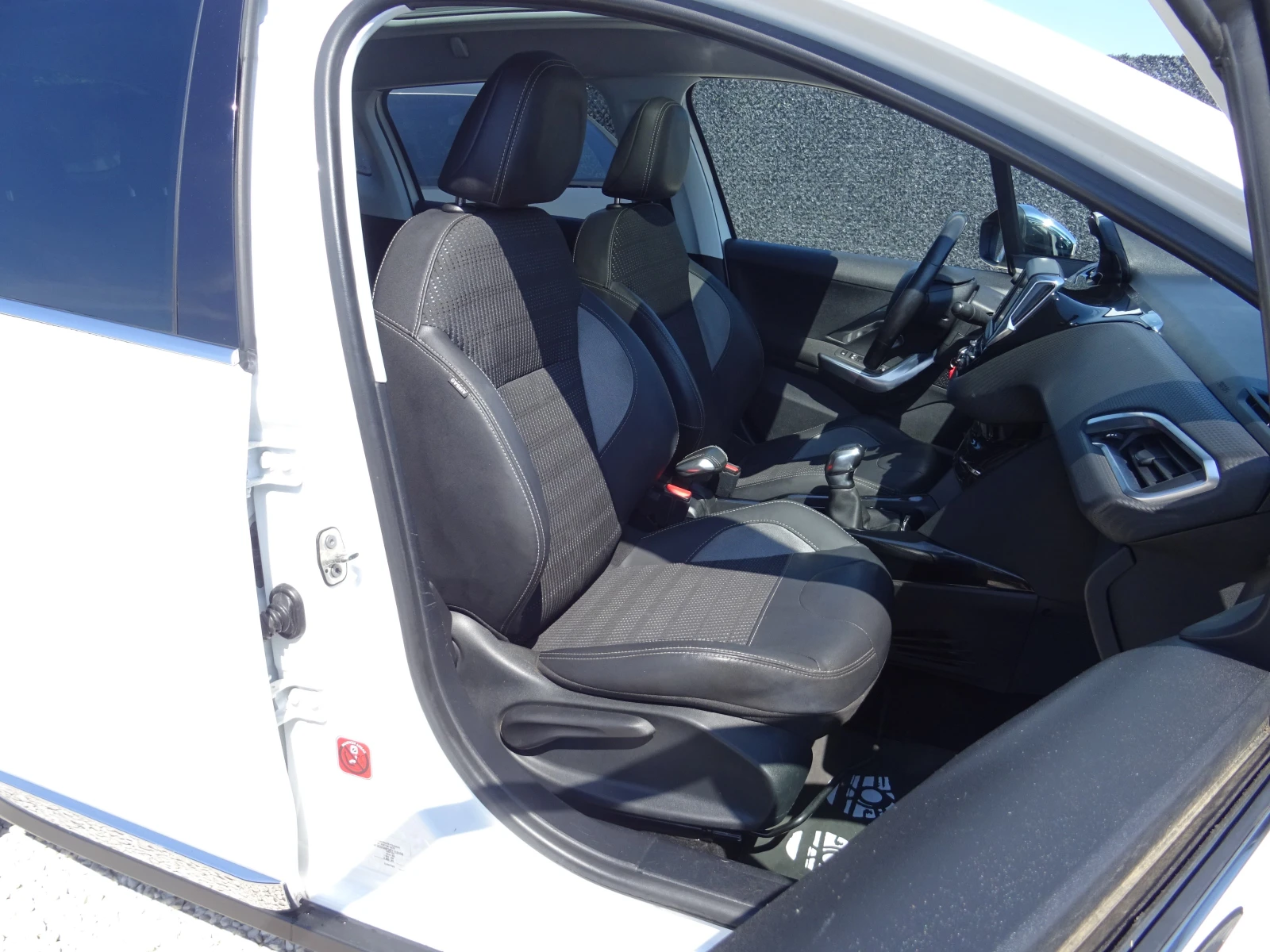 Peugeot 2008 1.6 e-HDi Allure, снимка 15 - Автомобили и джипове - 55012719