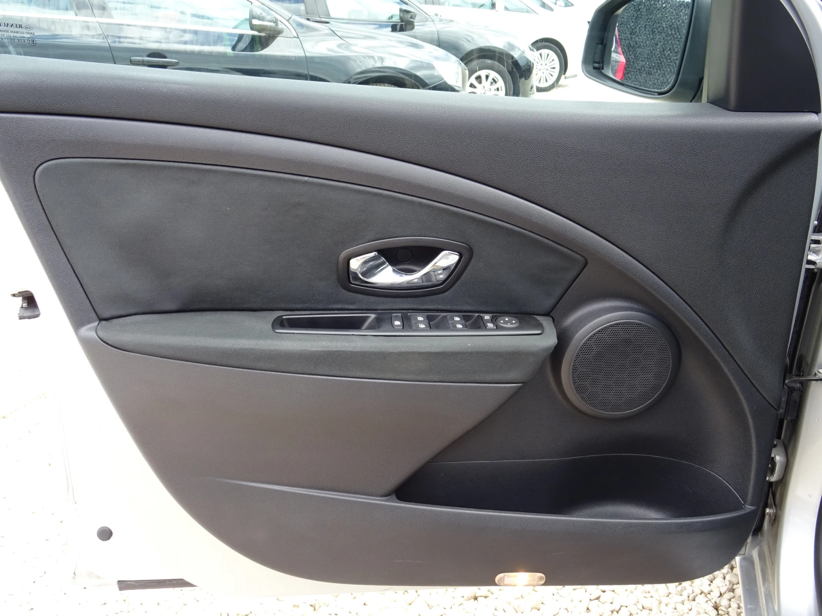 Renault Megane 1.5dci Attractice , снимка 8 - Автомобили и джипове - 55240725