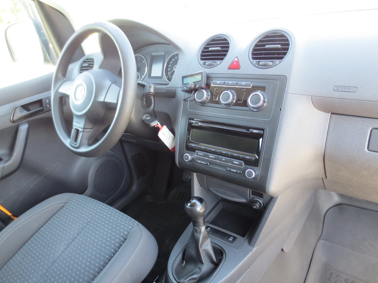 VW Caddy 1.6 TDI* МАКСИ* , снимка 13 - Автомобили и джипове - 55642680