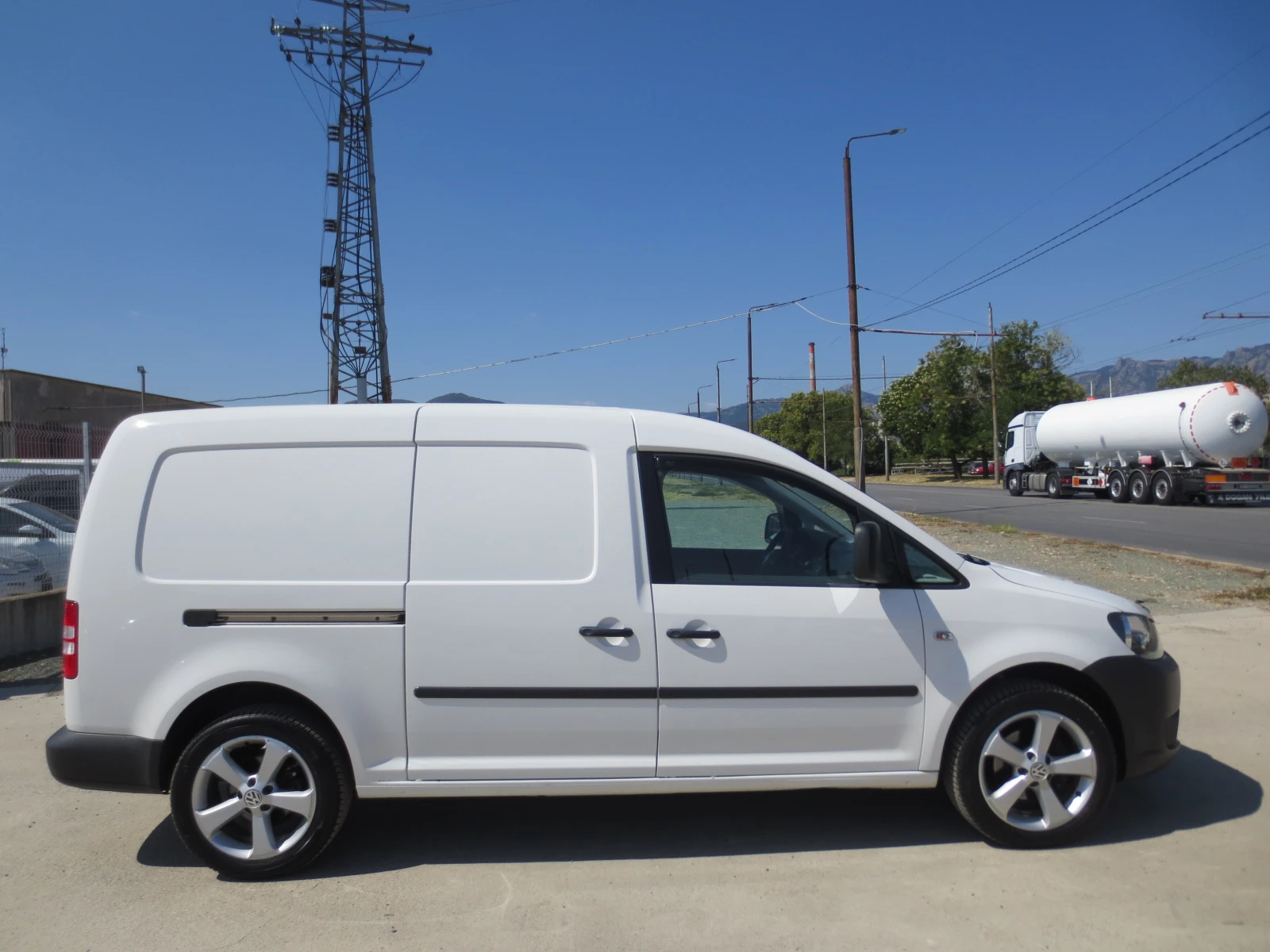 VW Caddy 1.6 TDI* МАКСИ* , снимка 4 - Автомобили и джипове - 55642680