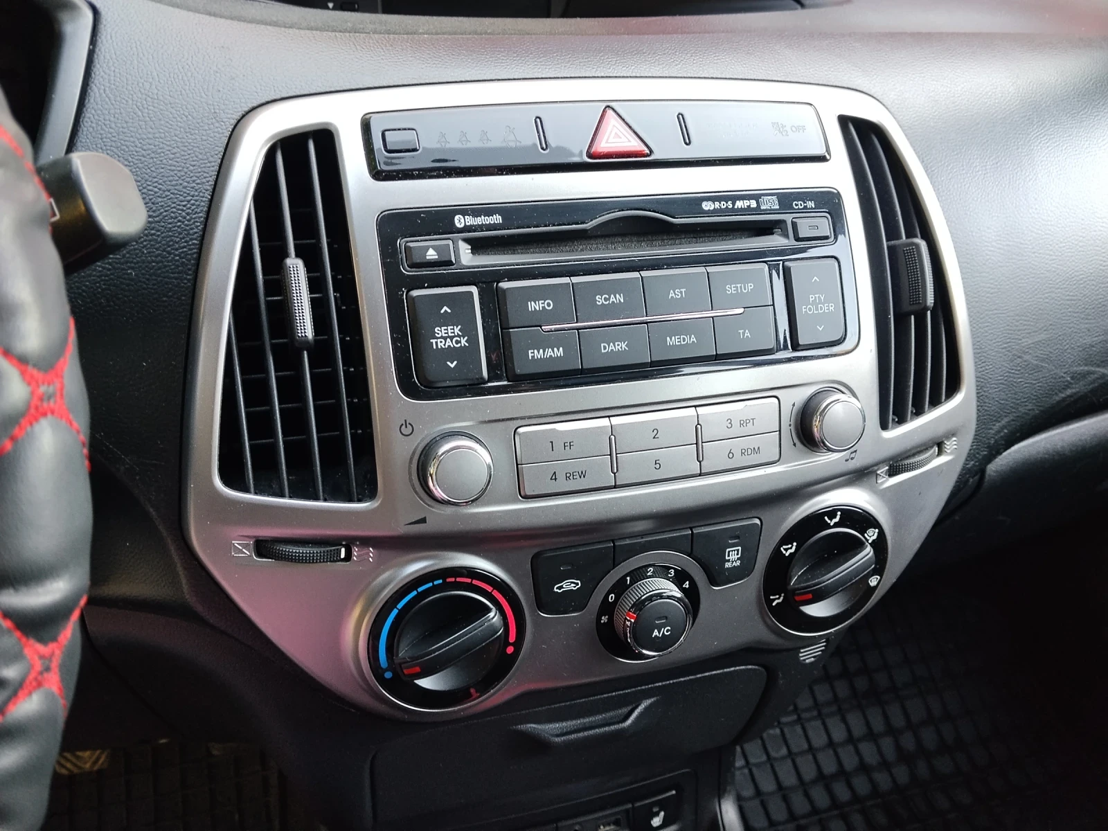 Hyundai I20 Hyundai i20 Blue Drive 1, 4; 101 �.�; 6 �������� | Mobile.bg � ����������� 11