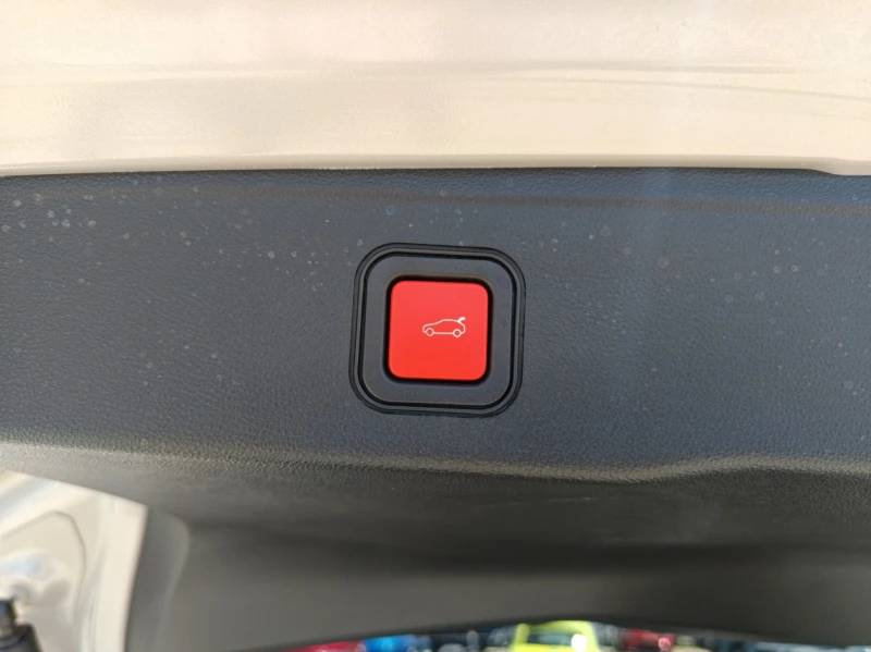 Jeep Avenger 1.2 e-Hybrid , снимка 16 - Автомобили и джипове - 51026083