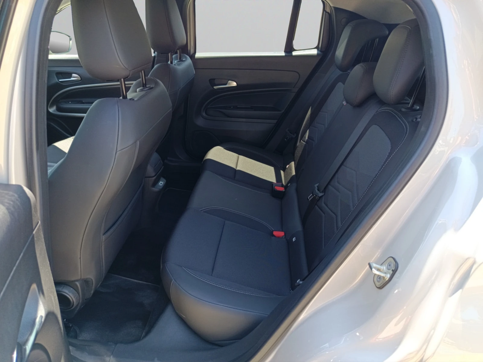 Jeep Avenger 1.2 e-Hybrid  | Mobile.bg   14