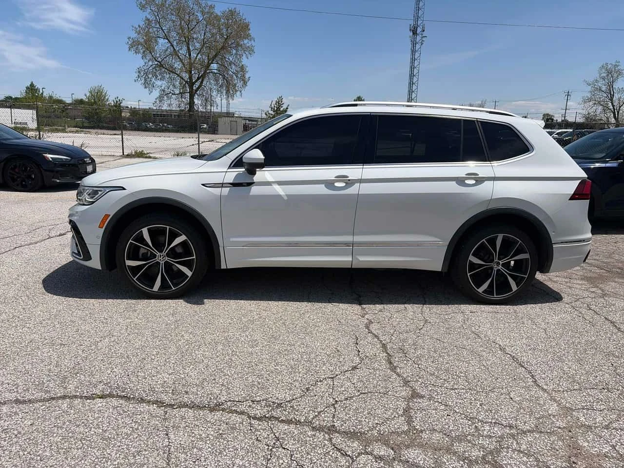 VW Tiguan Highline R Line/ОБДУХВАНЕ/ПАНОРАМА, снимка 3 - Автомобили и джипове - 54764011