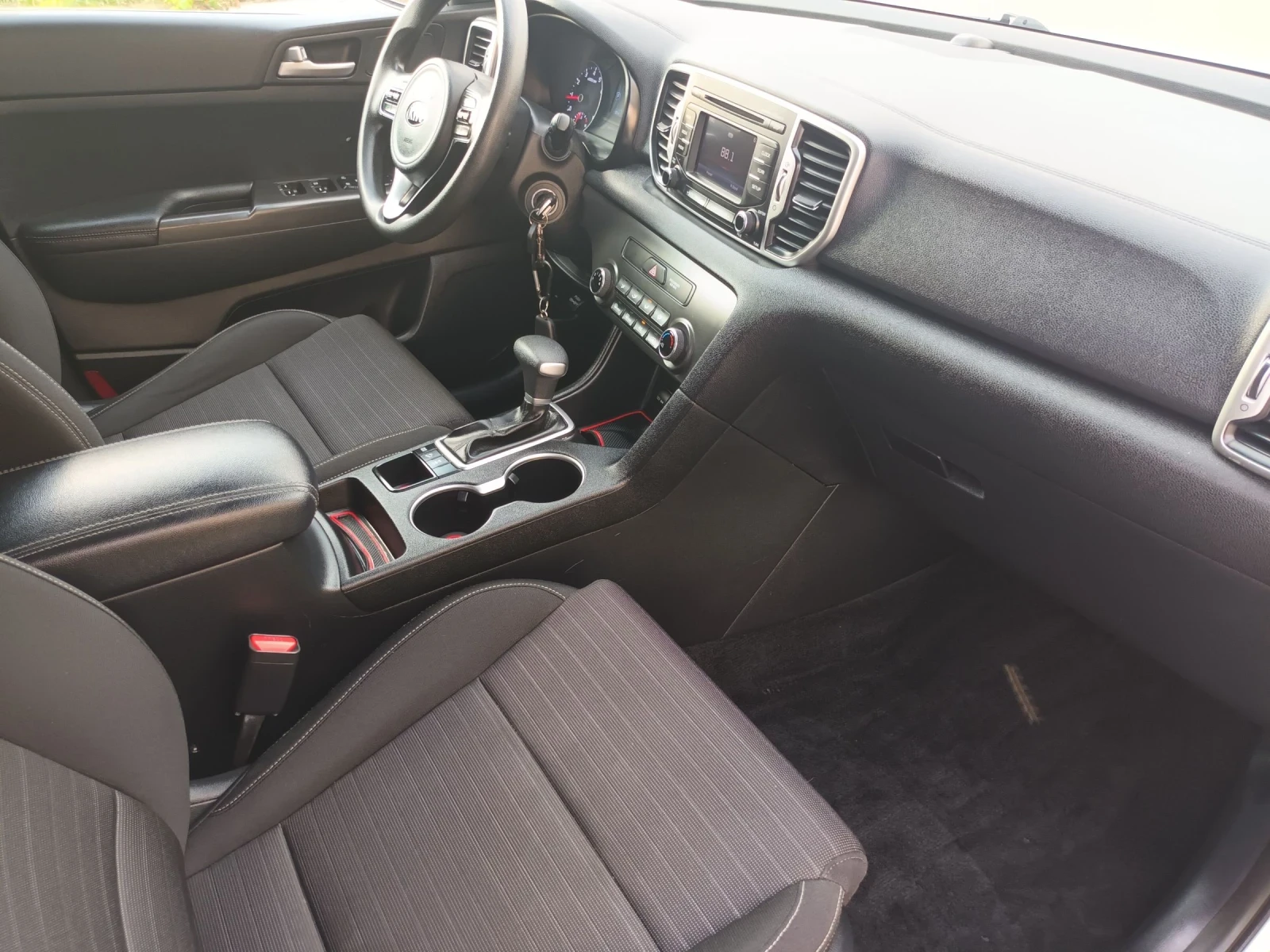 Kia Sportage 2.4 бензин 4х4, снимка 8 - Автомобили и джипове - 55172576