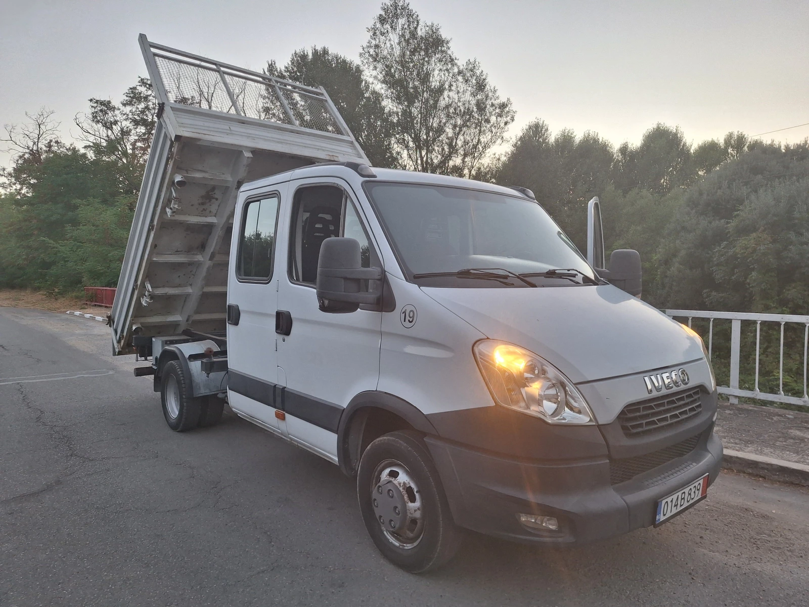 Iveco Daily 35C13 Климатик Б-категория 7-местен, снимка 2 - Бусове и автобуси - 55879398
