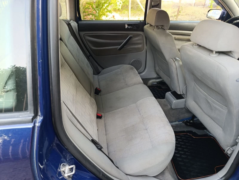 VW Passat 1.6 Газ/Бензин, снимка 11 - Автомобили и джипове - 52472446