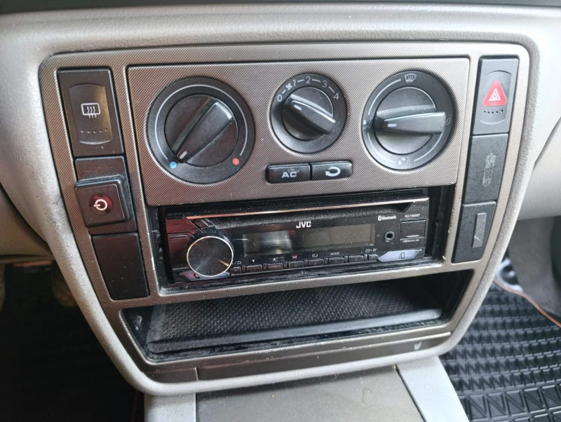 VW Passat 1.6 Газ/Бензин, снимка 9 - Автомобили и джипове - 52472446