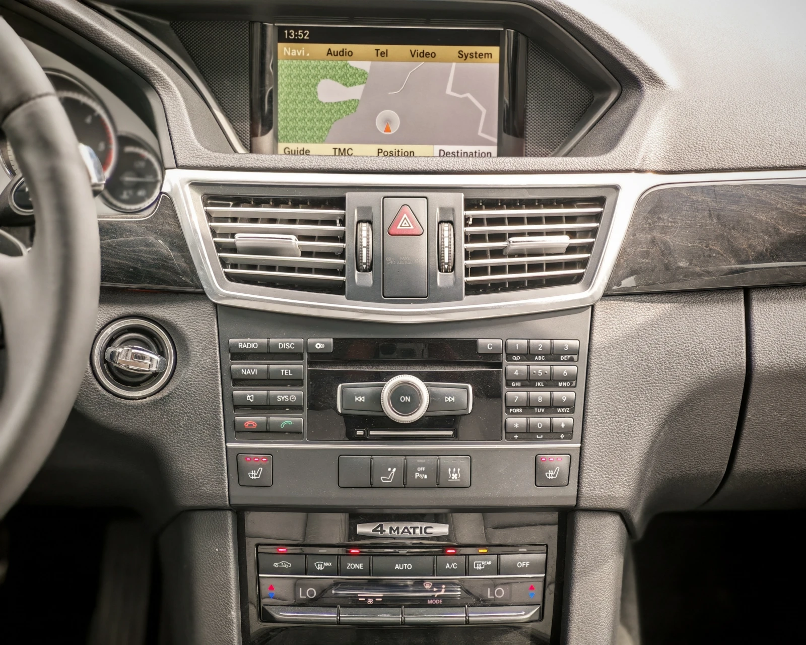 Mercedes-Benz E 350 4Matic Airmatic Distronic Масаж, снимка 12 - Автомобили и джипове - 53890282