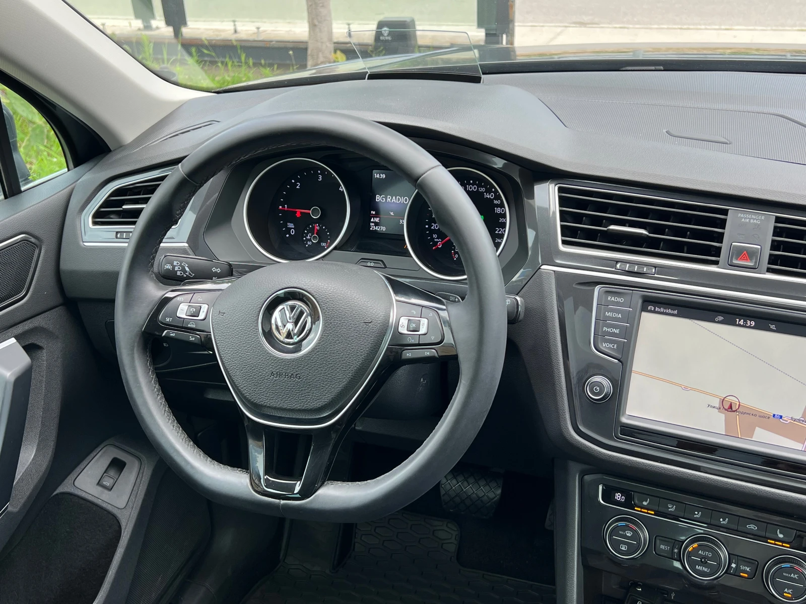 VW Tiguan 2.0TDI, 4-MOTION, HIGHLINE-FULL SERVICE VW-KATO HO, снимка 12 - Автомобили и джипове - 55061522