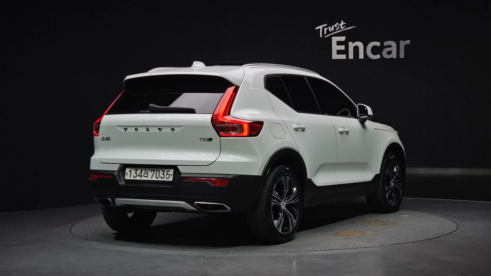 Volvo XC40 INSCRIPTION| 360| ПАМЕТ| ОБДУХ| HUD| AMBIENT| 2 КЛ, снимка 2 - Автомобили и джипове - 55379707