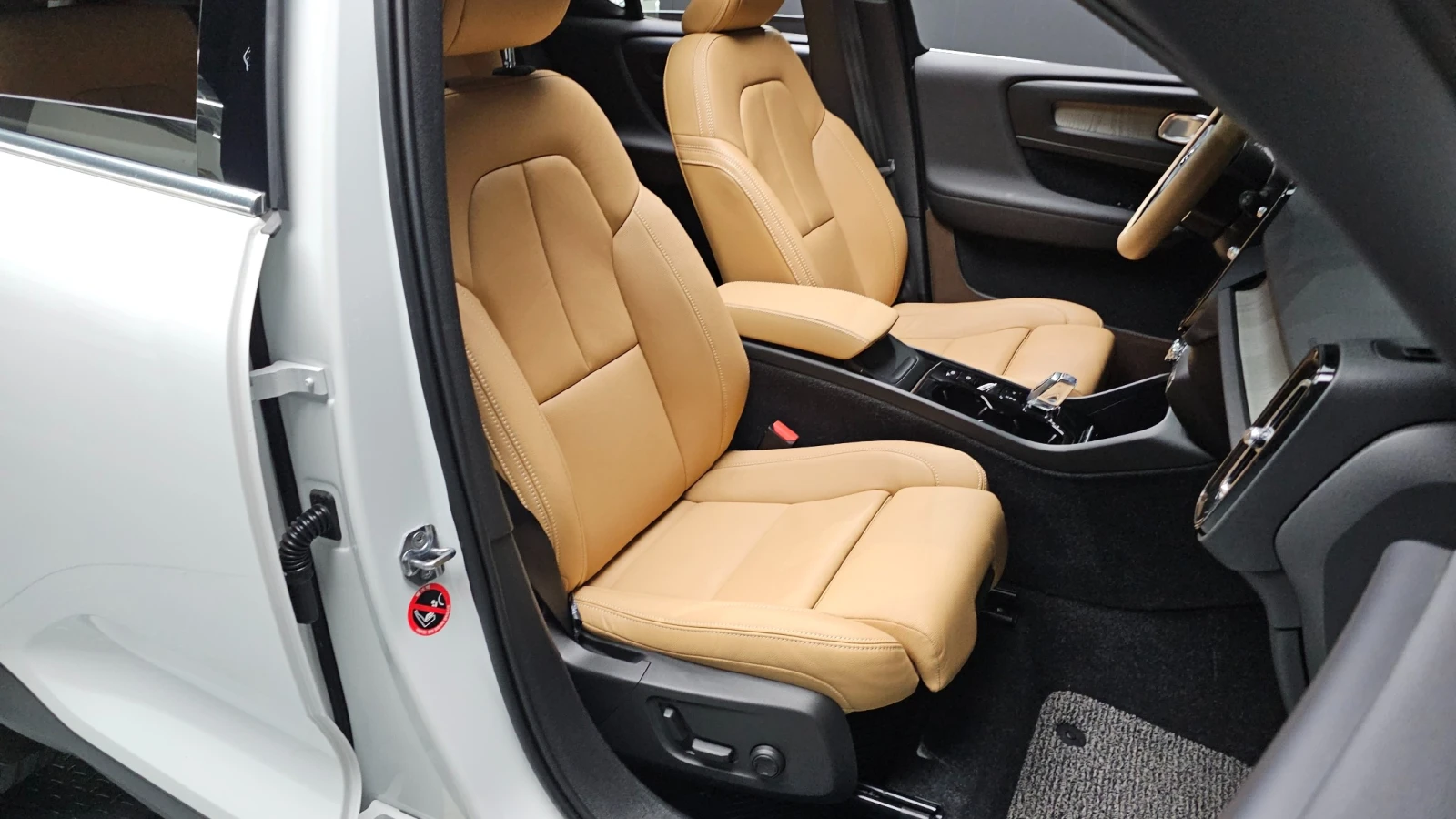 Volvo XC40 INSCRIPTION| 360| ПАМЕТ| ОБДУХ| HUD| AMBIENT| 2 КЛ, снимка 15 - Автомобили и джипове - 55379707