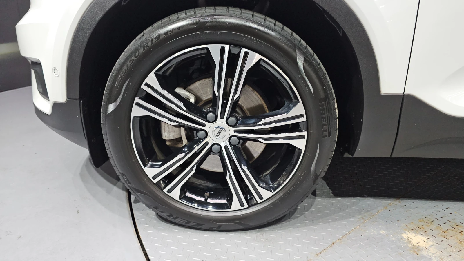 Volvo XC40 INSCRIPTION| 360| ПАМЕТ| ОБДУХ| HUD| AMBIENT| 2 КЛ, снимка 5 - Автомобили и джипове - 55379707