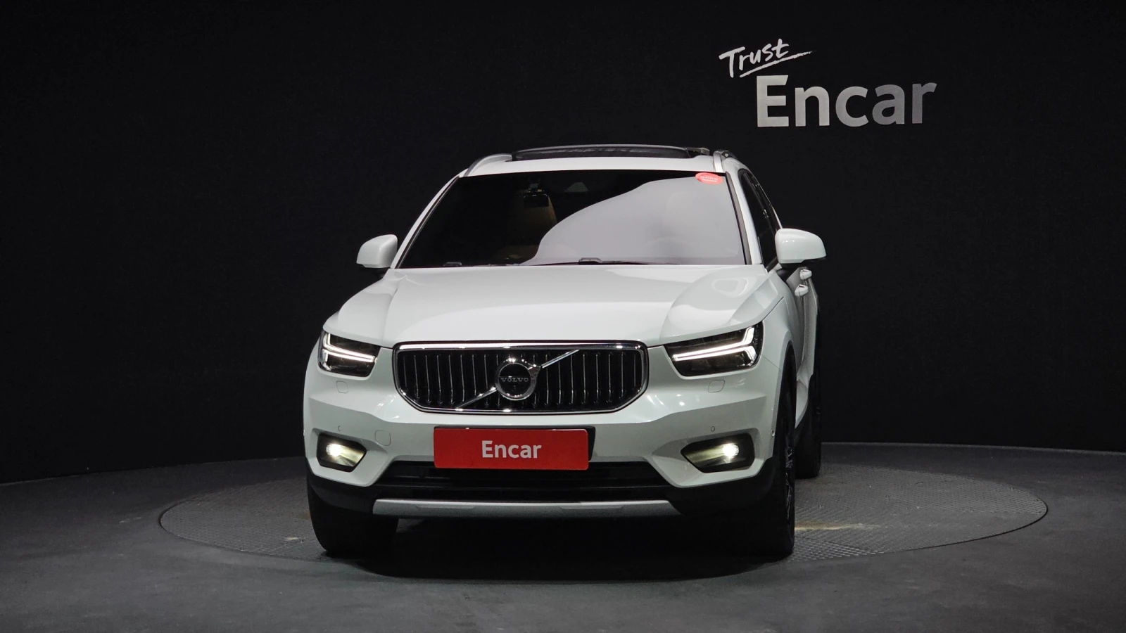 Volvo XC40 INSCRIPTION| 360| ПАМЕТ| ОБДУХ| HUD| AMBIENT| 2 КЛ, снимка 3 - Автомобили и джипове - 55379707
