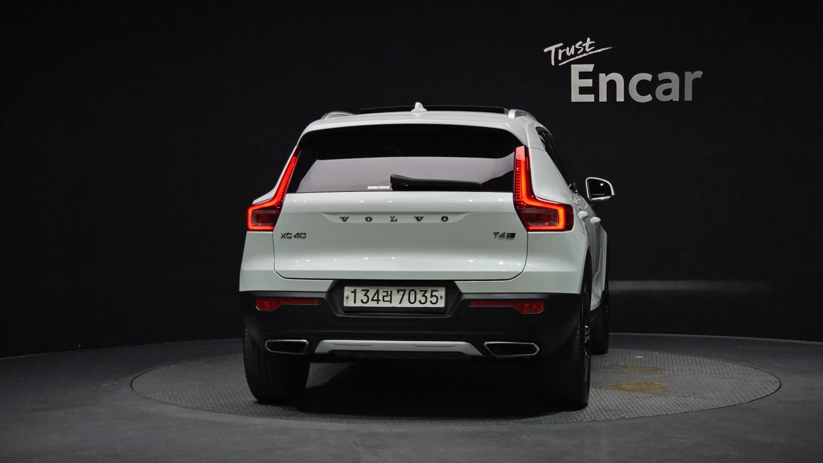Volvo XC40 INSCRIPTION| 360| ПАМЕТ| ОБДУХ| HUD| AMBIENT| 2 КЛ, снимка 4 - Автомобили и джипове - 55379707