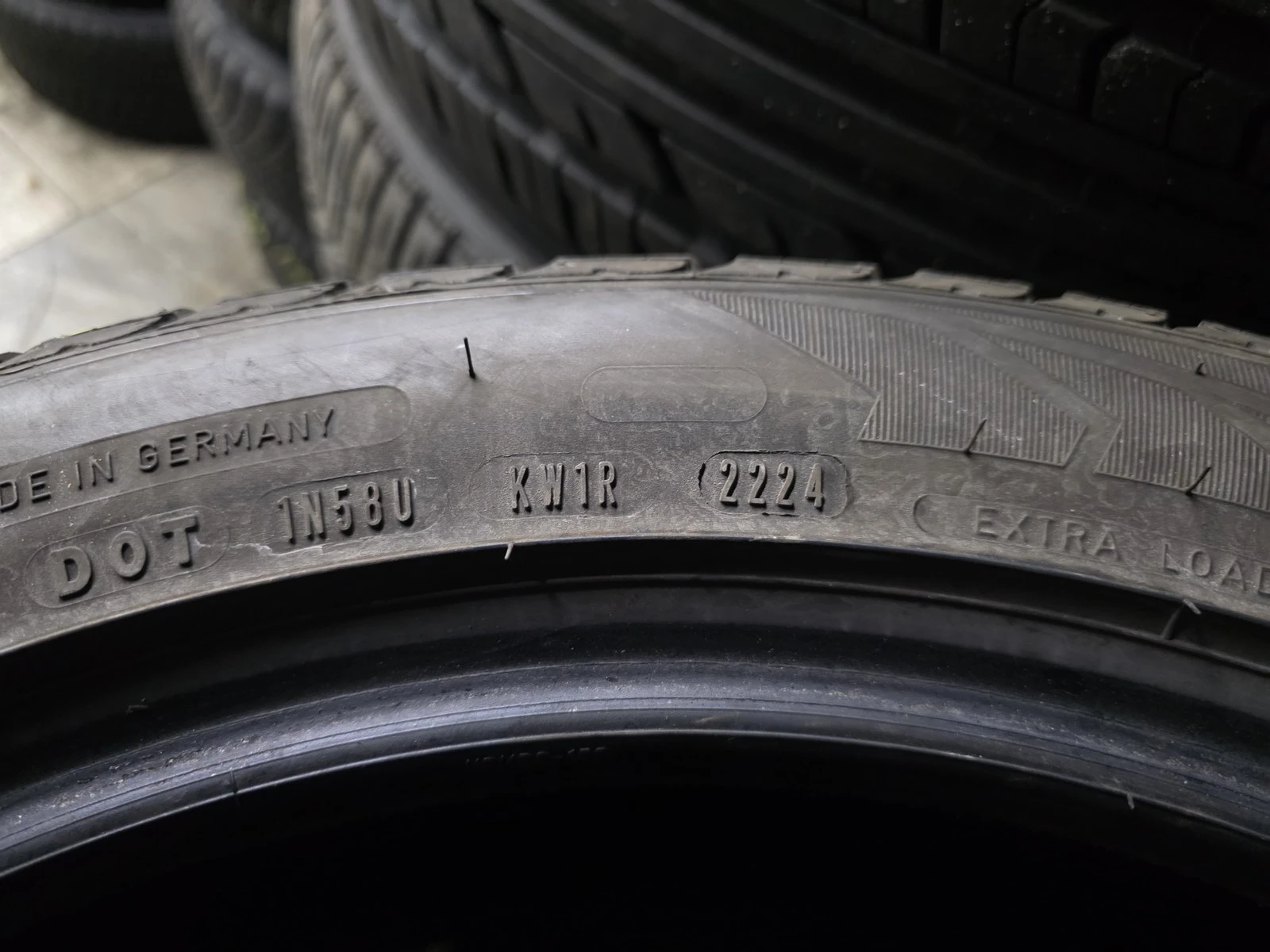 Гуми Зимни 245/45R18, снимка 7 - Гуми и джанти - 56724636