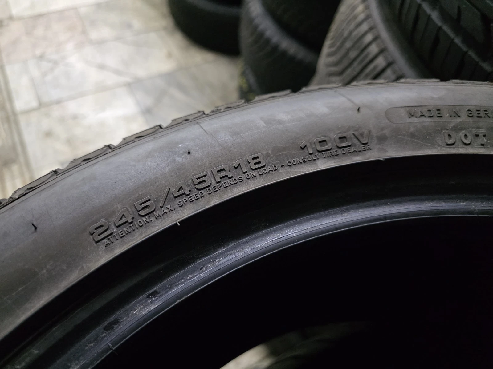 Гуми Зимни 245/45R18, снимка 6 - Гуми и джанти - 56724636