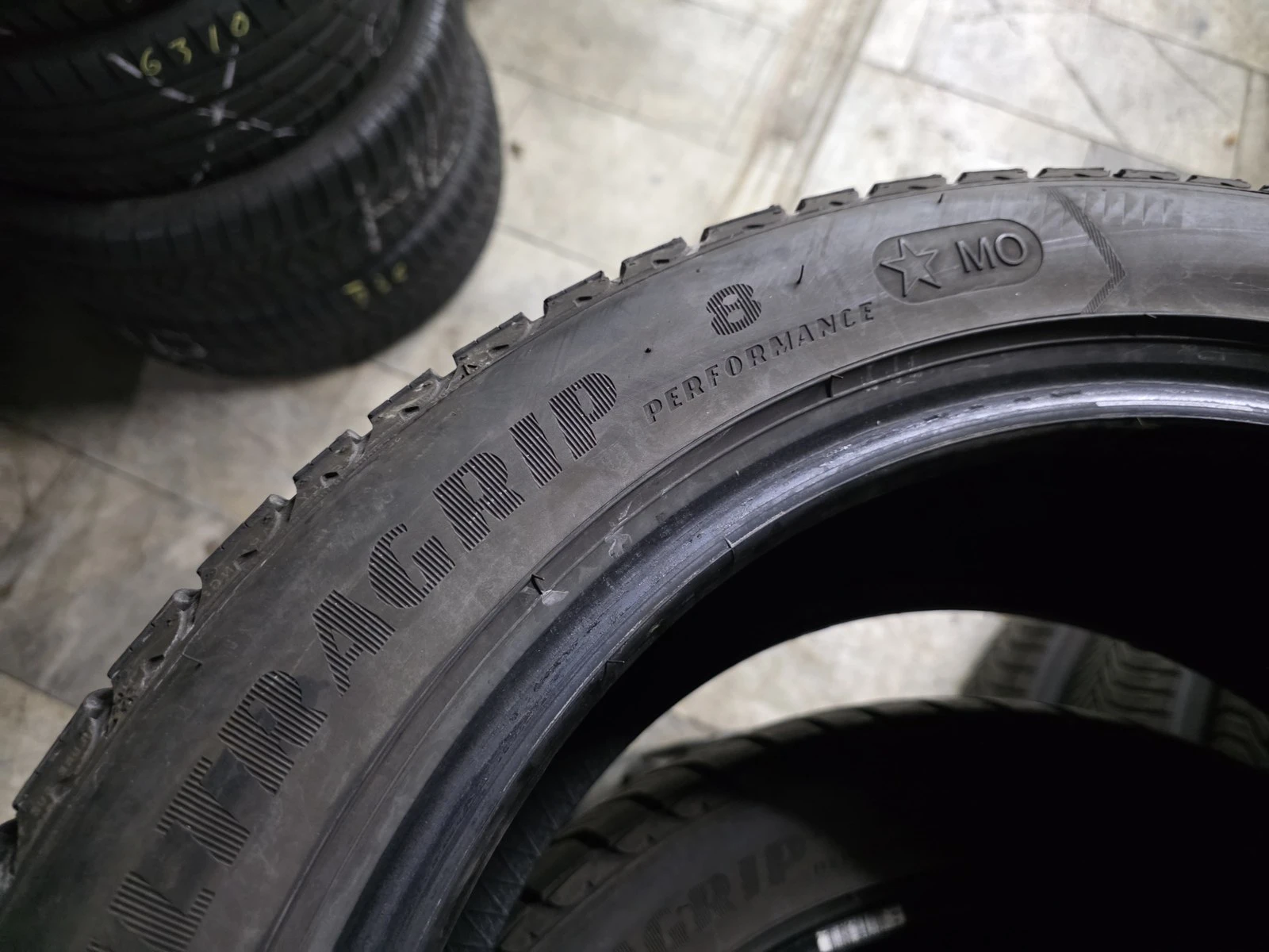 Гуми Зимни 245/45R18, снимка 8 - Гуми и джанти - 56724636