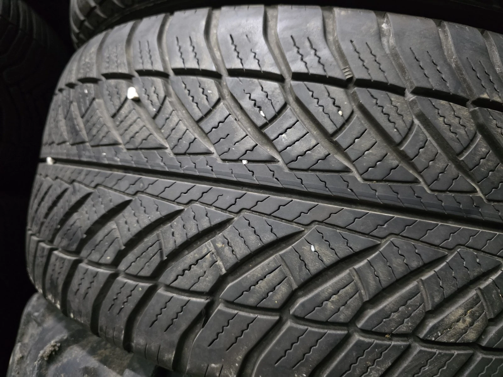 Гуми Зимни 245/45R18, снимка 2 - Гуми и джанти - 56724636