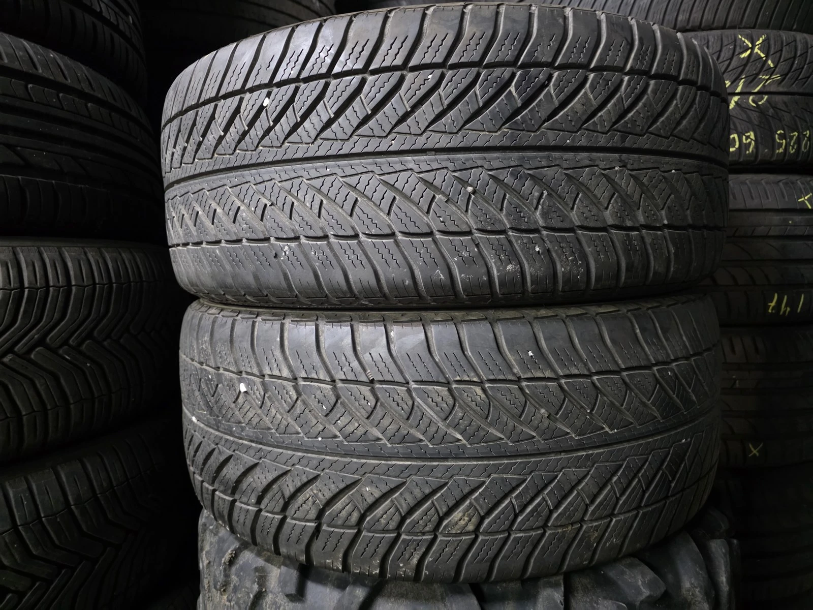 Гуми Зимни 245/45R18, снимка 4 - Гуми и джанти - 56724636