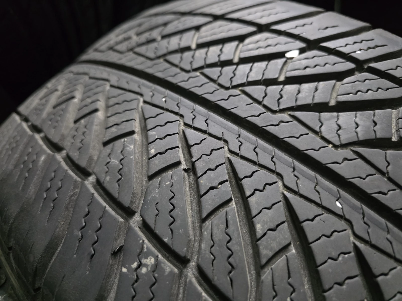 Гуми Зимни 245/45R18, снимка 3 - Гуми и джанти - 56724636