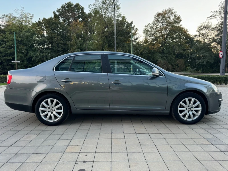 VW Jetta 1.9tdi Уникален-като нов!, снимка 7 - Автомобили и джипове - 47369227