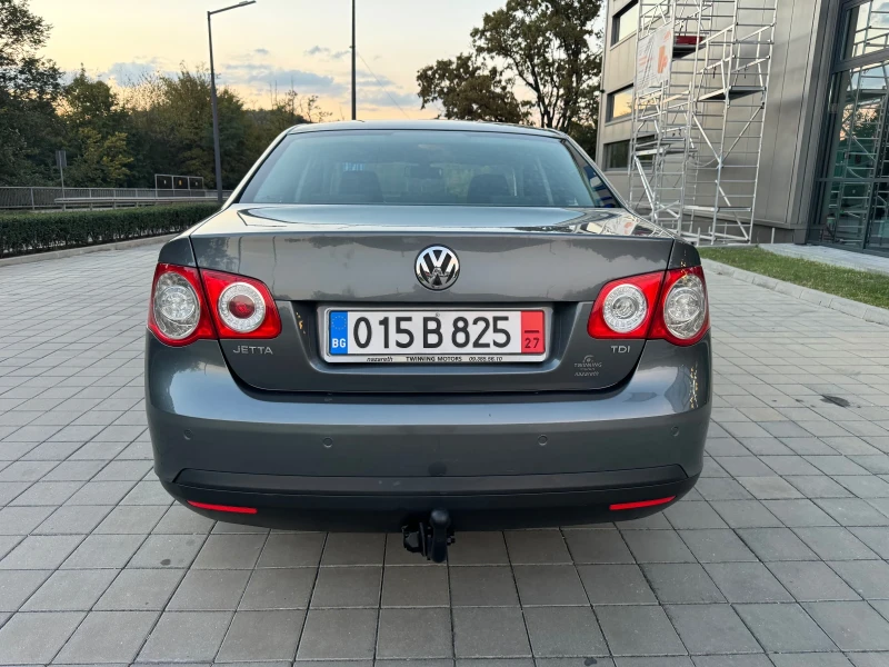 VW Jetta 1.9tdi Уникален-като нов!, снимка 8 - Автомобили и джипове - 47369227