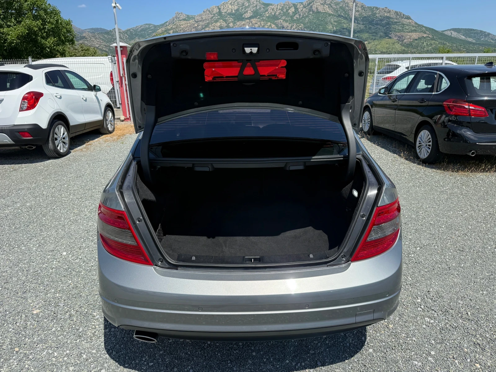 Mercedes-Benz C 220 (KATO НОВА)^(AMG), снимка 13 - Автомобили и джипове - 53799222