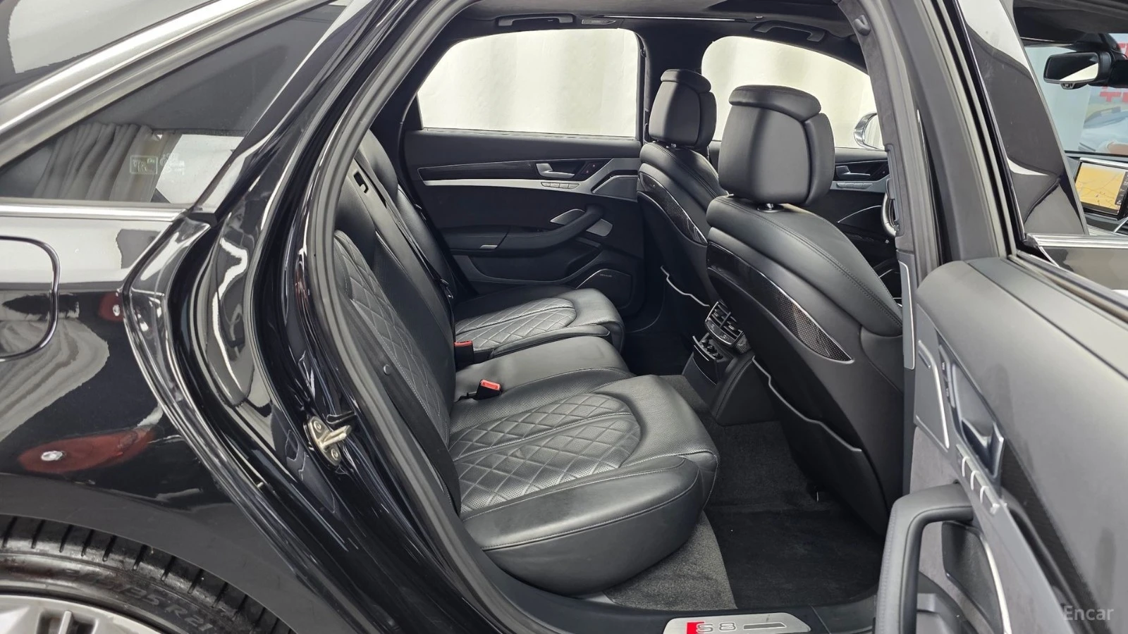 Audi S8 4.0 TFSI QUATTRO* 360* МАСАЖИ* ПАНО* КОЖА* ОБДУХВ, снимка 11 - Автомобили и джипове - 55597217
