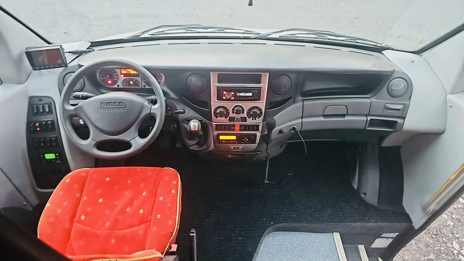Iveco Daily 65C Стъклопакет двоен климатик 30 места , снимка 11 - Бусове и автобуси - 55971472