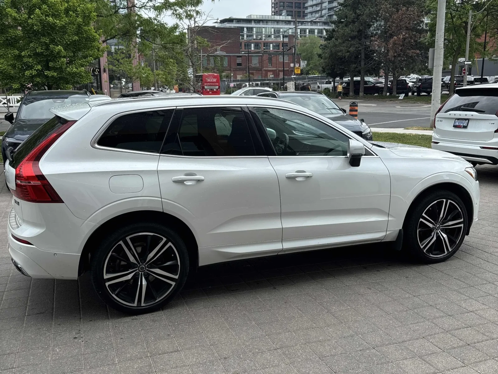 Volvo XC60 R-Design * CARFAX * АВТО КРЕДИТ * , снимка 4 - Автомобили и джипове - 54859274