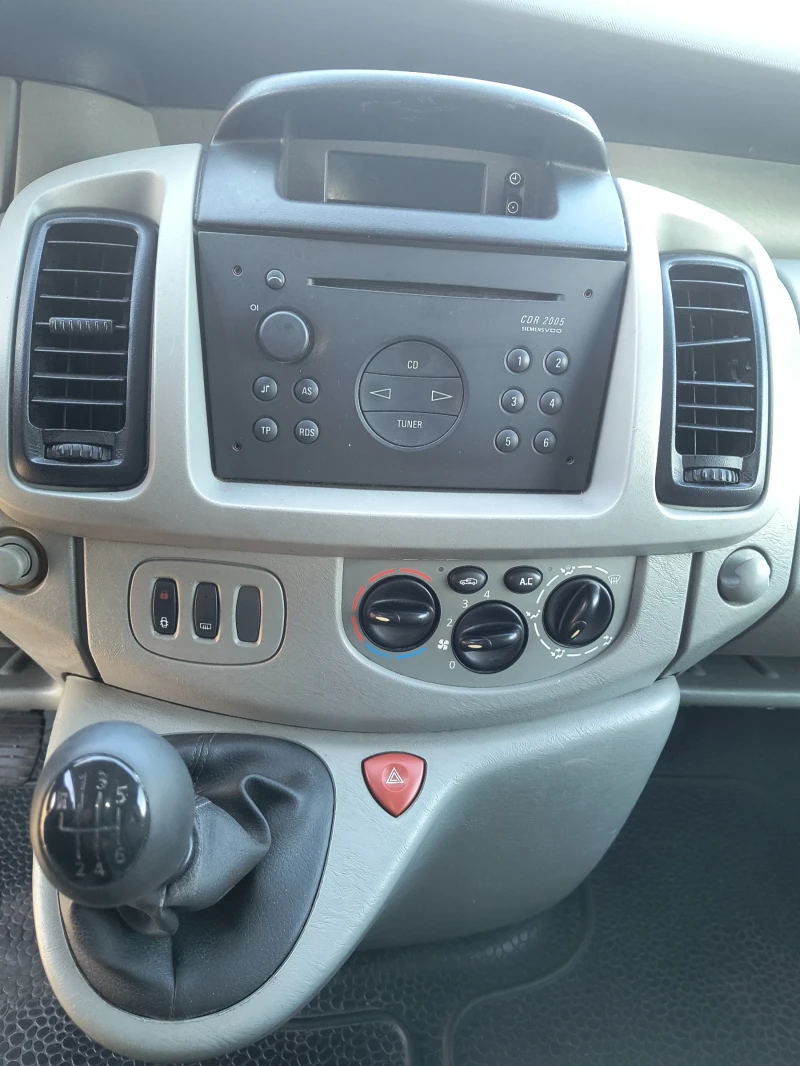 Opel Vivaro 2.5 CDTI, снимка 11 - Бусове и автобуси - 47613688