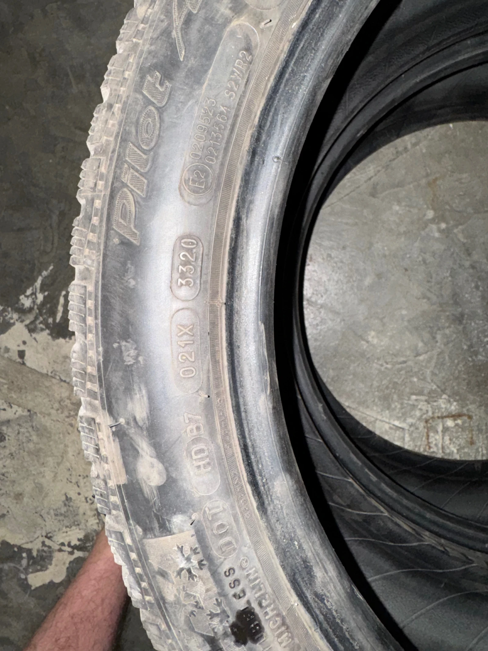 Гуми Зимни 225/45R18, снимка 3 - Гуми и джанти - 54587593