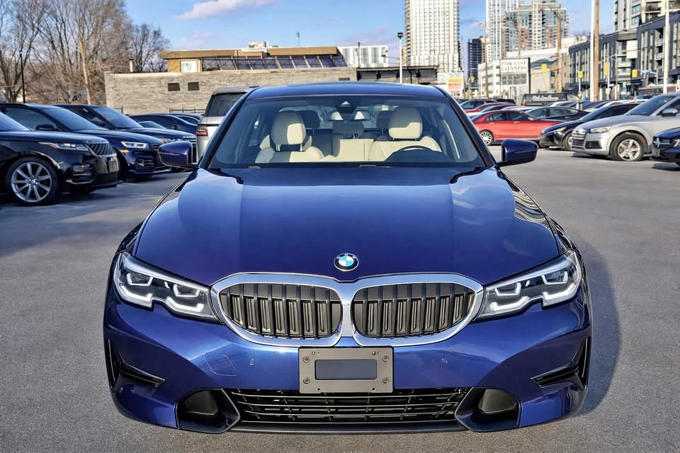 BMW 330 * xDrive* Apple CarPlay & Bluetooth* Backup camera