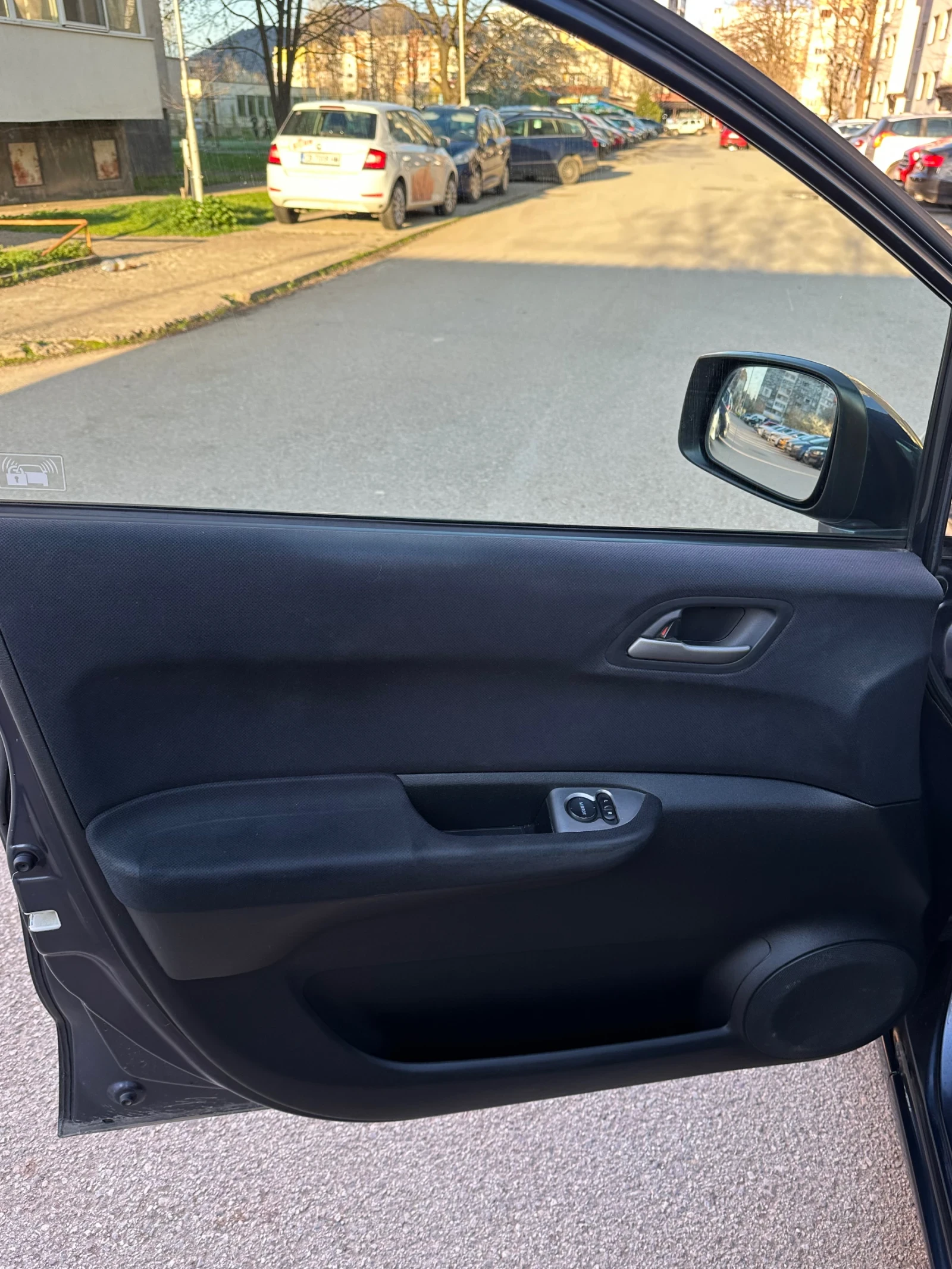 Honda Fr-v 2.2 CDTI, снимка 13 - Автомобили и джипове - 54134892