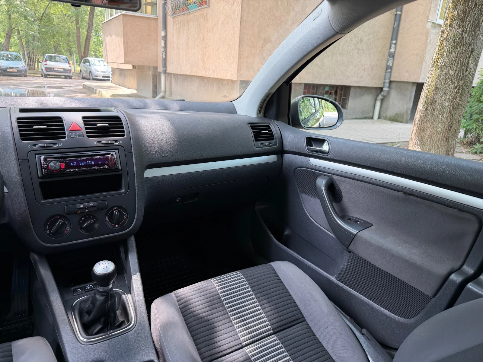 VW Golf 5 Бензин+ Газ., снимка 13 - Автомобили и джипове - 55144163