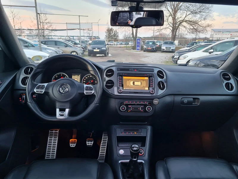VW Tiguan 2.0TDI-140kc/R-line/4x4/KEY LESS/NAVI/PANORAMA, снимка 9 - Автомобили и джипове - 53505530