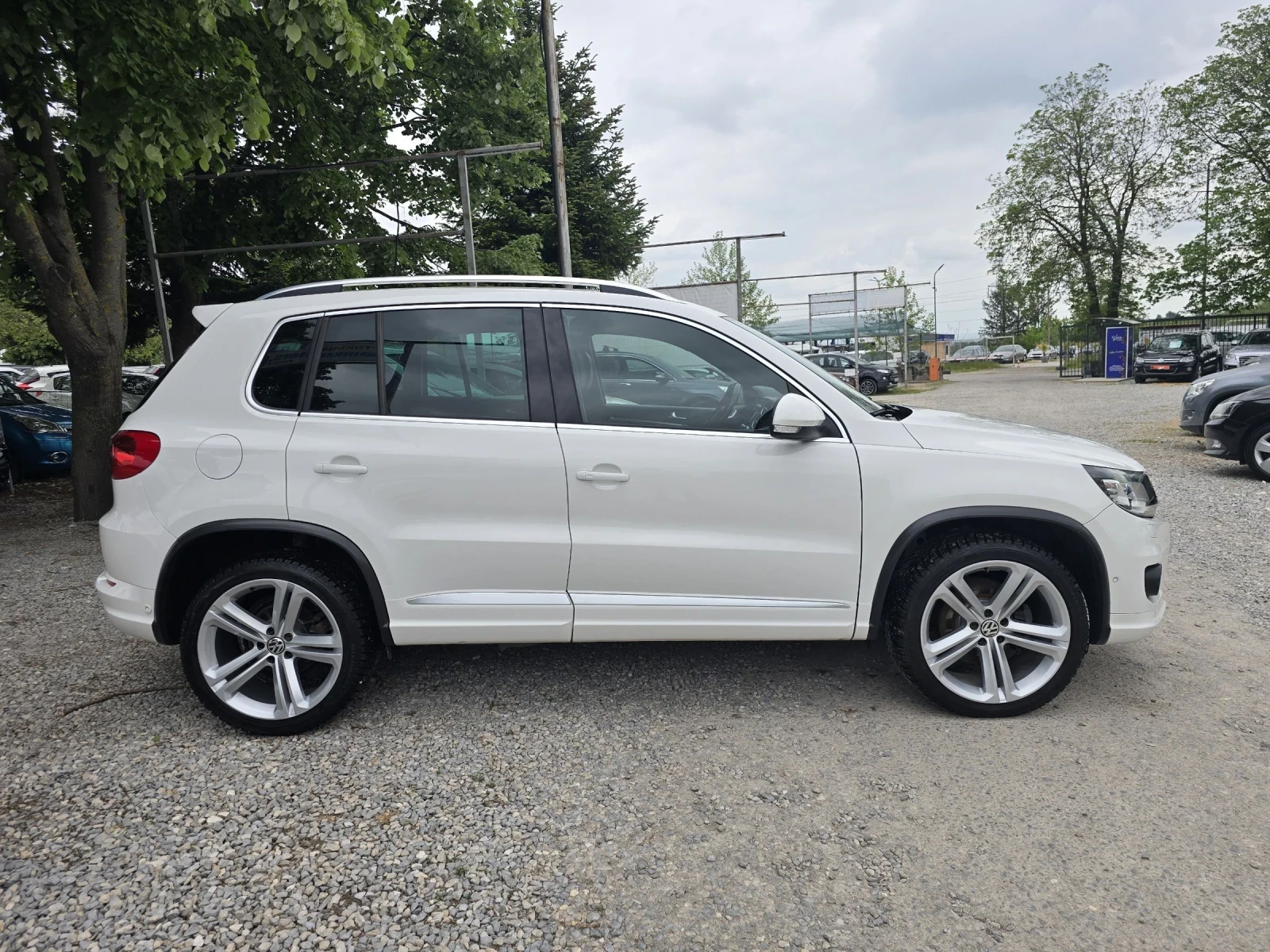 VW Tiguan 2.0TDI-140kc/R-line/4x4/KEY LESS/NAVI/PANORAMA, снимка 4 - Автомобили и джипове - 53505530