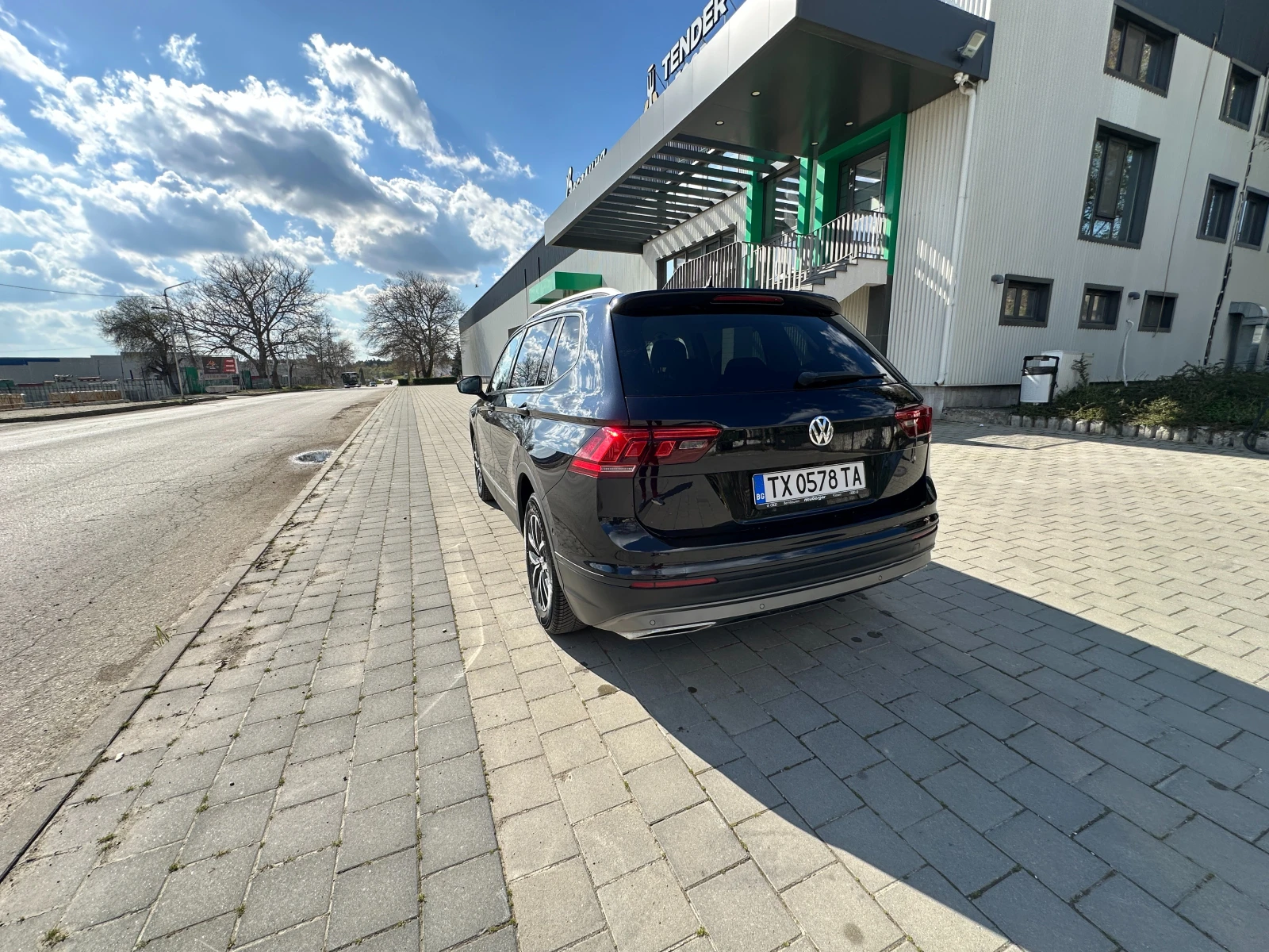 VW Tiguan Allspace 2.0 TDI 190 к.с. DSG 4x4 360  камери, Webasto, снимка 5 - Автомобили и джипове - 55163081