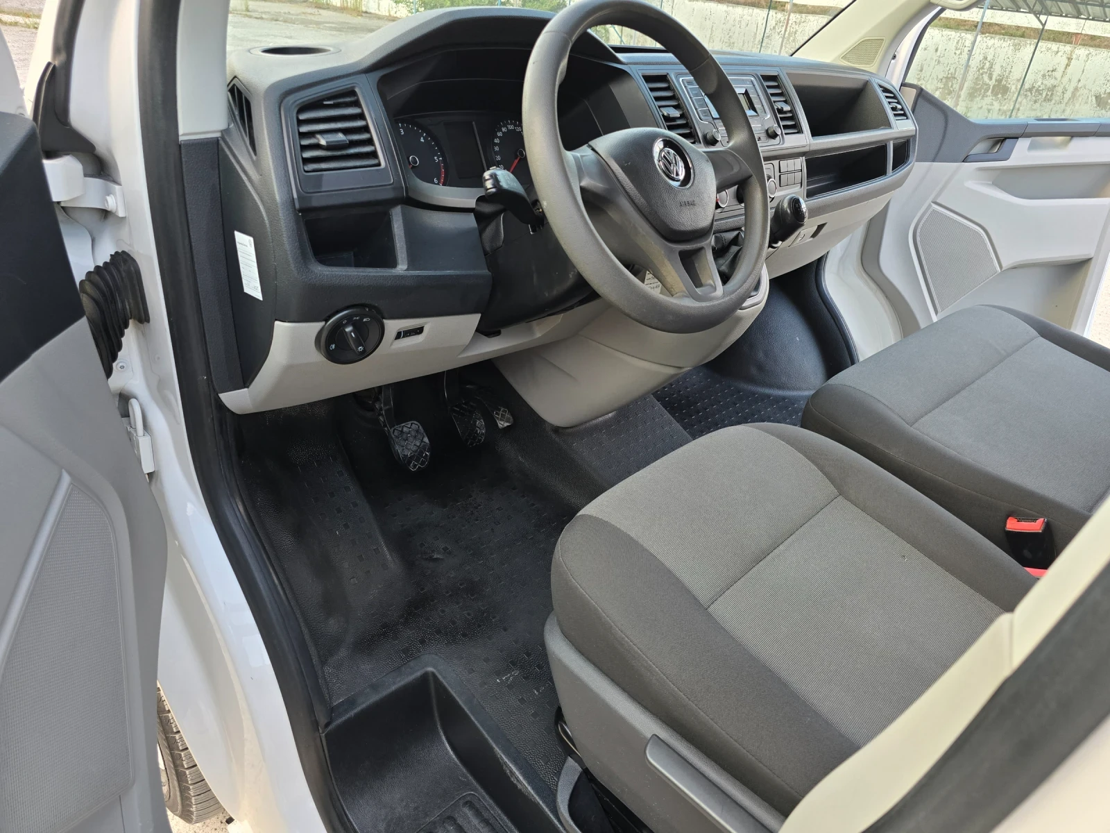 VW Transporter T6 2.0 TDI  - изображение 8