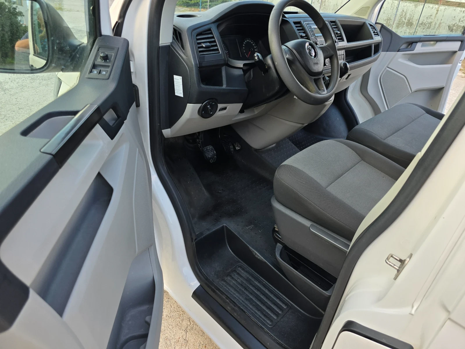 VW Transporter T6 2.0 TDI  - изображение 9