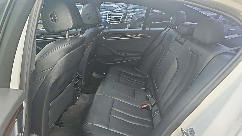 BMW 530 Подгрев* Камера* Keyless* Панорама, снимка 10 - Автомобили и джипове - 48403012