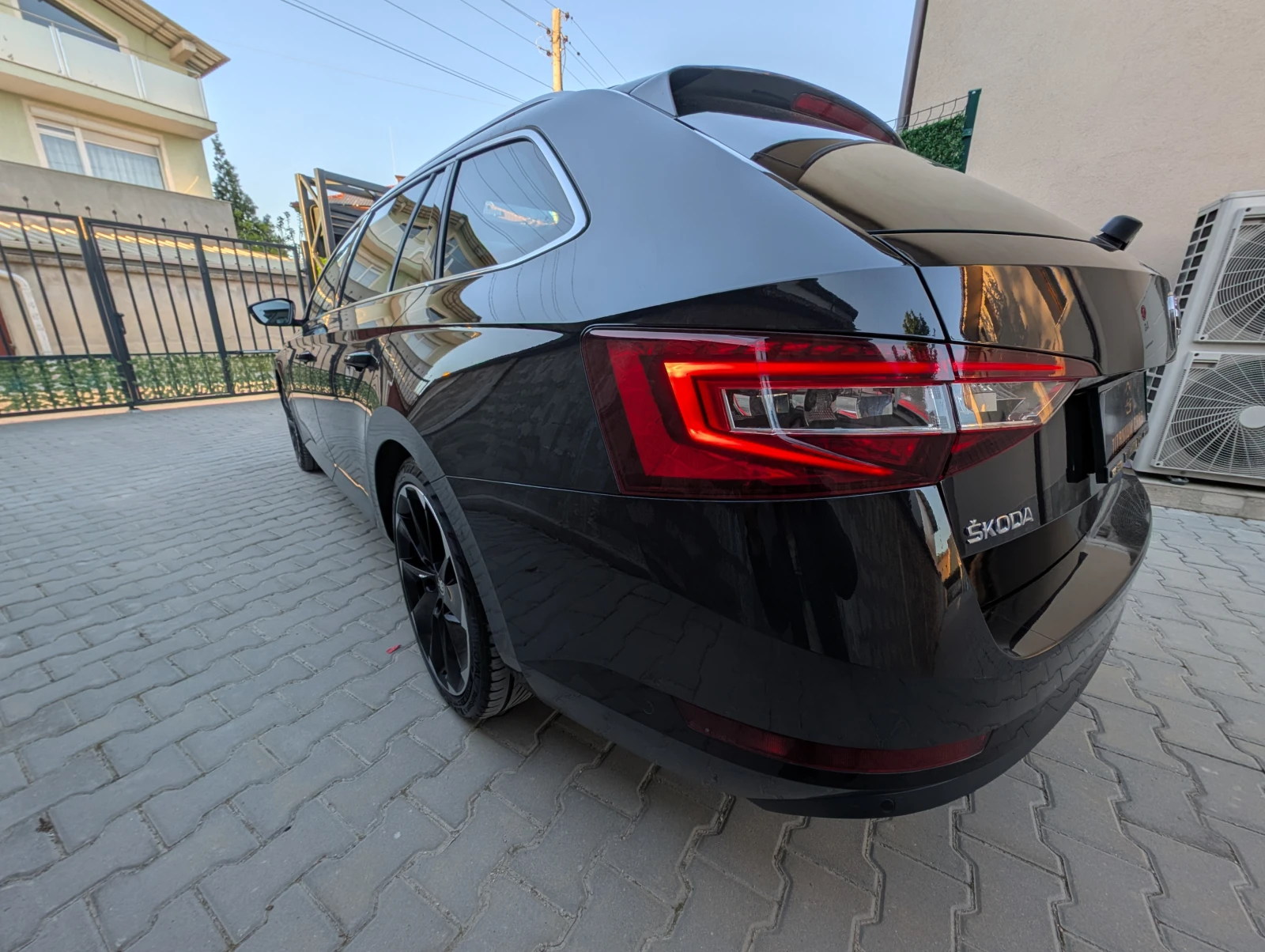 Skoda Superb 2.0TDI 190к.с.* 4х4* ДИСТРОНИК* KEYLESS* CANTON - изображение 6