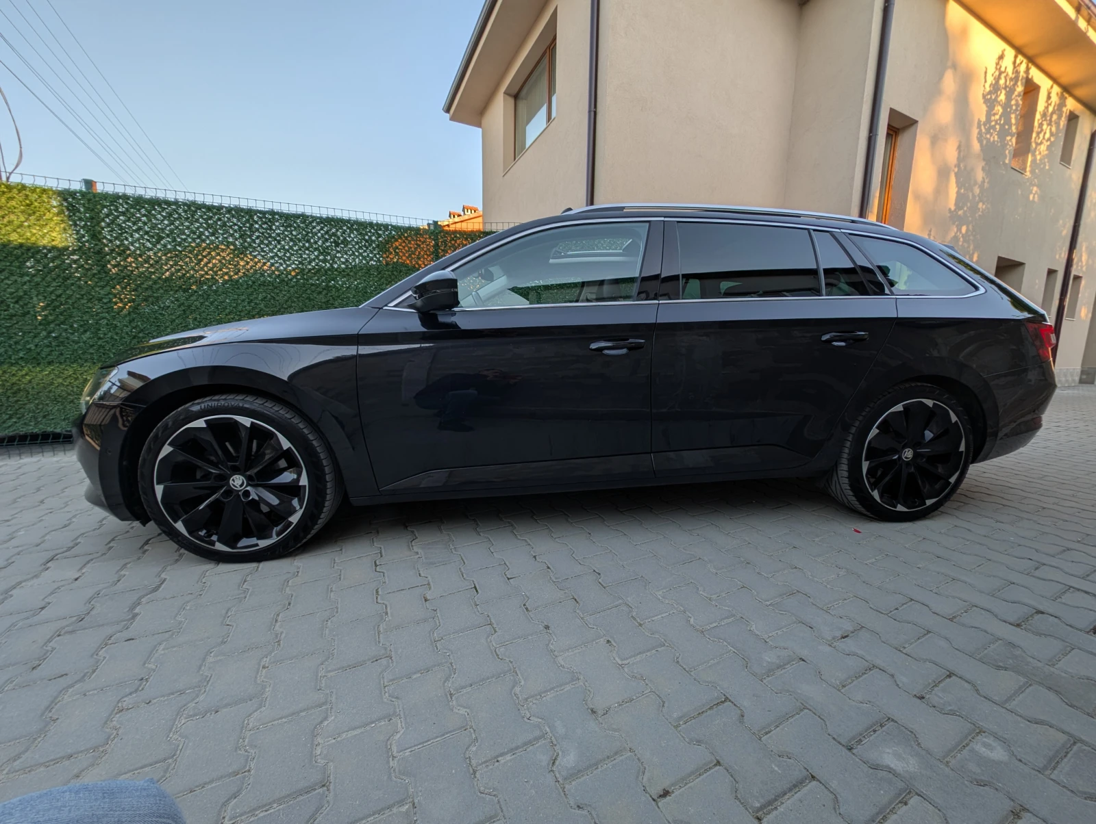 Skoda Superb 2.0TDI 190к.с.* 4х4* ДИСТРОНИК* KEYLESS* CANTON - изображение 4