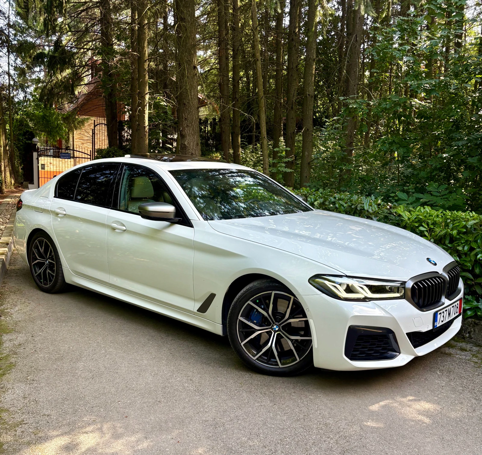 BMW 550 LCI* xDrive* Завиващ заден мост* LED* Масаж* Обдух - изображение 3