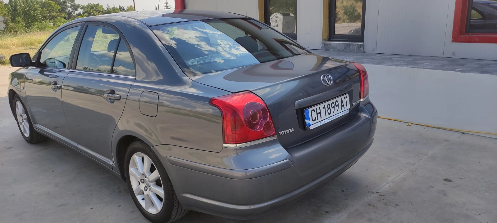 Toyota Avensis 1.8i бензин/газ, снимка 6 - Автомобили и джипове - 55068877