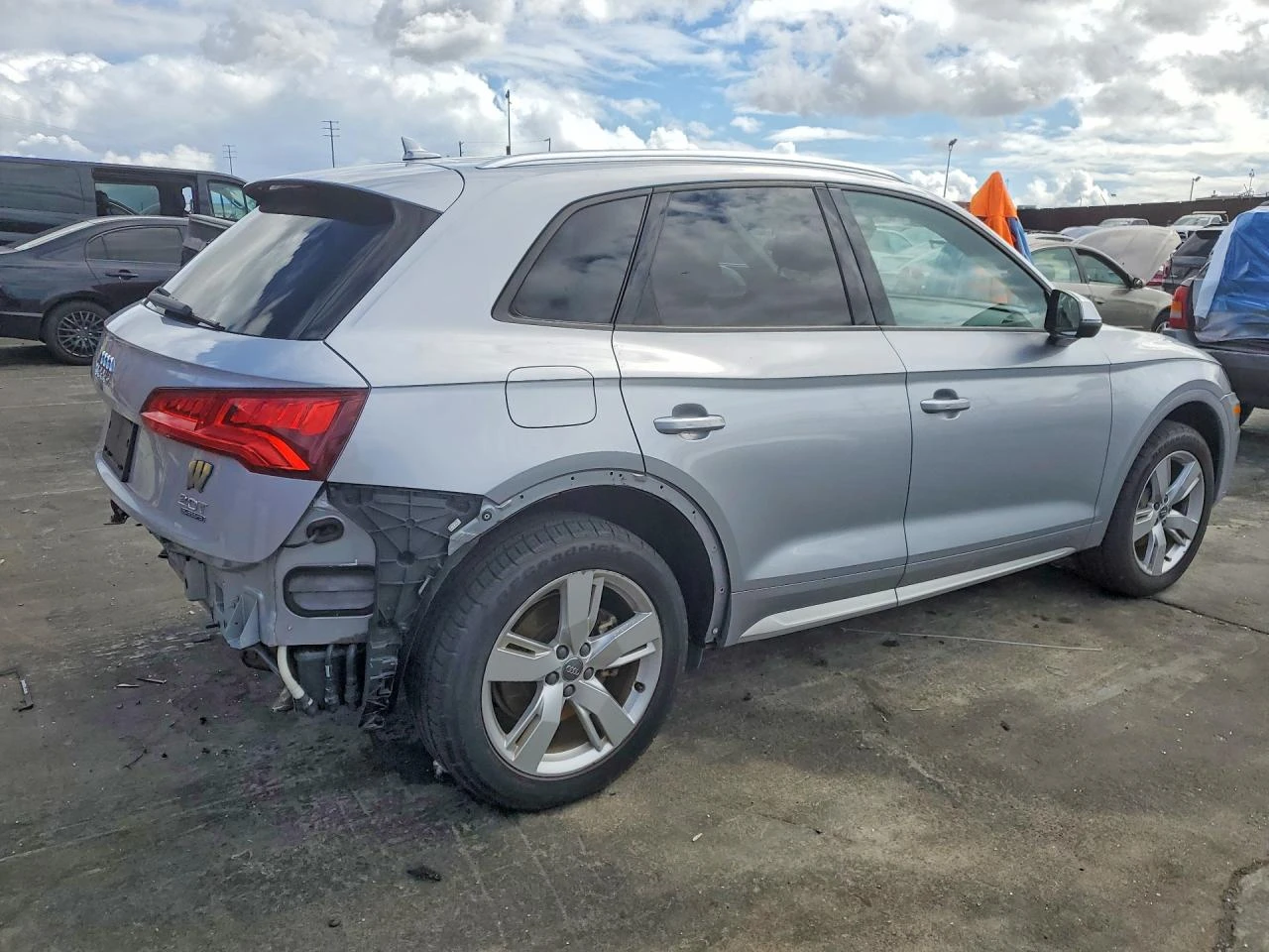 Audi Q5 PREMIUM* ДИГИТАЛНО* ТАБЛО* KEYLESS* КОЖА* ПОДГРЕВ*, снимка 5 - Автомобили и джипове - 53998538