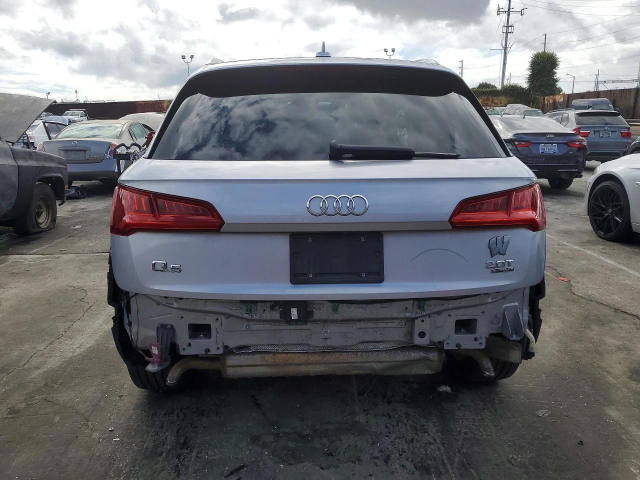 Audi Q5 PREMIUM* ДИГИТАЛНО* ТАБЛО* KEYLESS* КОЖА* ПОДГРЕВ*, снимка 6 - Автомобили и джипове - 53998538