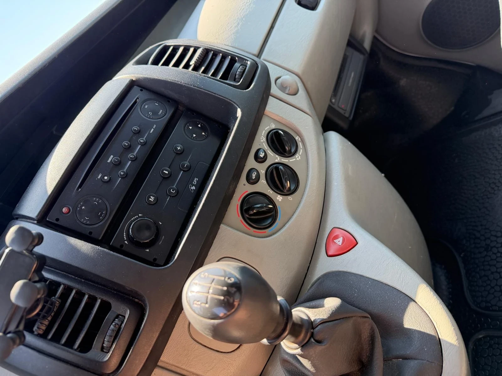 Renault Trafic 2.5 DCI 140HP, снимка 11 - Бусове и автобуси - 54441692
