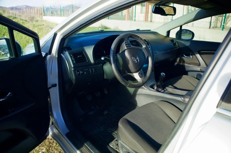 Toyota Avensis 1.6, снимка 9 - Автомобили и джипове - 53045742